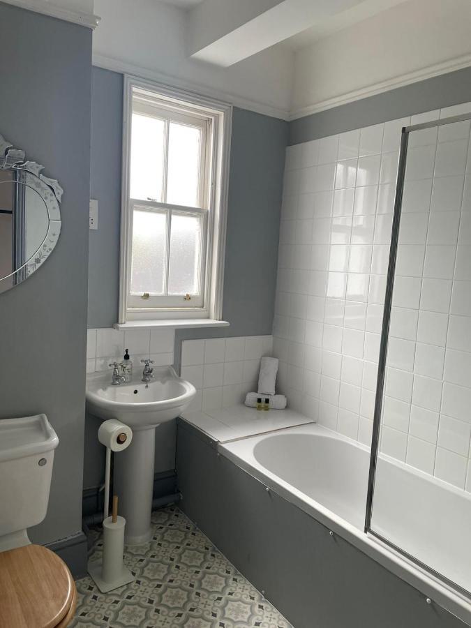 The Royal Oak Hotel Hawkhurst Bagian luar foto